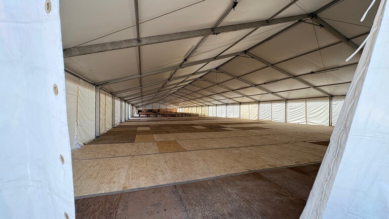 Gemütliche Bierzeltatmosphäre: In diesem mehr als 100 Meter langen Festzelt finden Besucherinnen und Besicher Platz. 