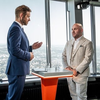 SWR Aktuell-Moderator Georg Bruder (links) im Sommerinterview mit Markus Frohnmaier, Co-Vorsitzender des AfD-Landesverbandes Baden-Württemberg.