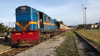 GE Veteran bereit zur Abfahrt im Hbf von Mwanza