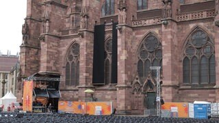 Die Münsterfenster werden für die Konzertabende vor Lautstärke geschützt.