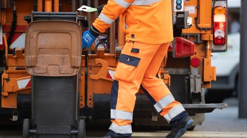 Die Uniform der Müllabfuhr ist meist lang und wenig atmungsaktiv. Die Hitze macht den Müllwerkern schwer zu schaffen.