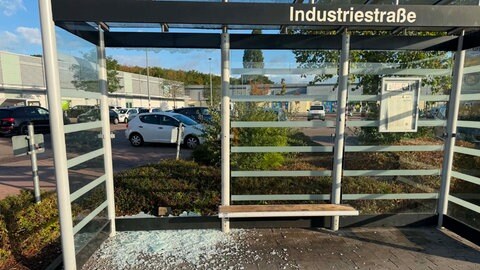 In Bad Friedrichshall haben Unbekannte die Glasscheiben mehrerer Bushaltestellen eingeworfen - auch hier in der Industriestraße. 
