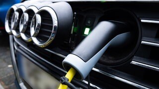 Ein E-Audi lädt an einer Ladesäule (Symbolbild). Audi scheint in Sache Elektromobilität auf der Bremse zu stehen: In Neckarsulm könnten die E-Luxusmodelle erst 2029 kommen.
