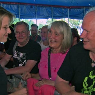 Gitarristin Yasi Hofer trifft vor der Bühne einen ihrer größten Fans, Jogi Mayer