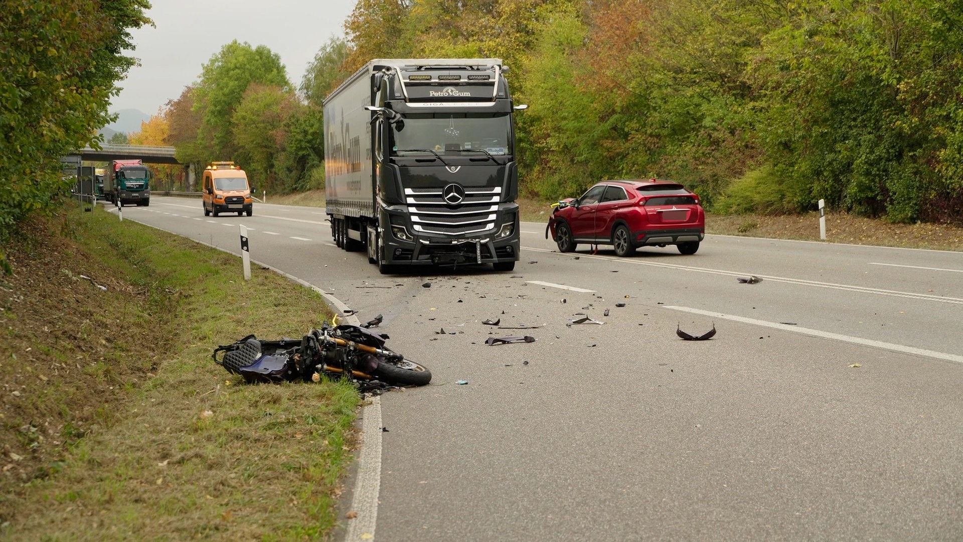 Schwerer Unfall mit Motorrad, Auto und Lkw auf B10 bei Landau