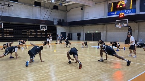 Das neue Team beim Aufwärmtraining im Orange Campus. Vor Saisonbeginn stehen noch vier Testspiele an.