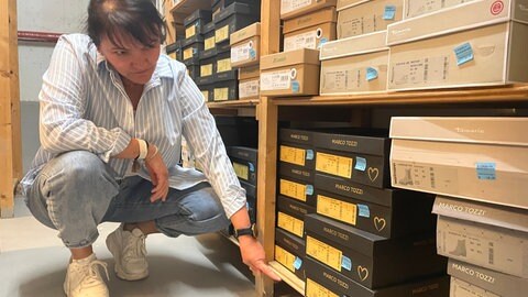 Katja Weber sagt, sie sei mit einem "dunkelblauen Auge" davongekommen, knapp unter dem Regal hat das Wasser aufgehört.