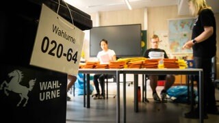 Ein Wahllokal in einer Schule in Stuttgart. Am Sonntag findet die Bundestagswahl 2025 statt. Viele wählen vor Ort im Wahllokal. Was ist dort erlaubt - und was nicht?