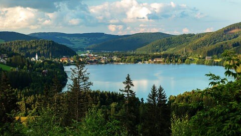 Der Titisee im Schwarzwald. Er ist auch bei Spaniern beliebt. Die Touristen kommen immer öfter in den Schwarzwald, um sich abzukühlen.