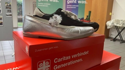 Zwei Schuhe auf einem Schuhkarton