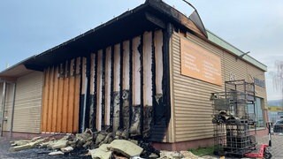 Ein Zeitungsausträger entdeckte in einer Heilbronner Parkett-Firma ein Feuer: Die Fassade sowie das Dach wurden zerstört, es entstand ein Schaden von rund 200.000 Euro. 