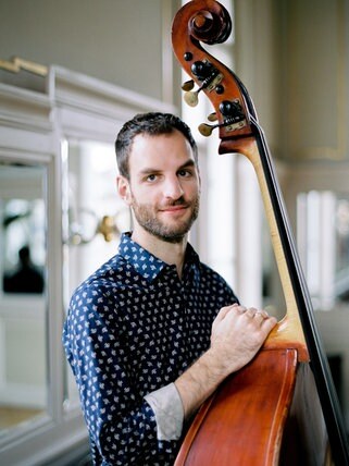 Der Bassist Lukas Kranzelbinder
