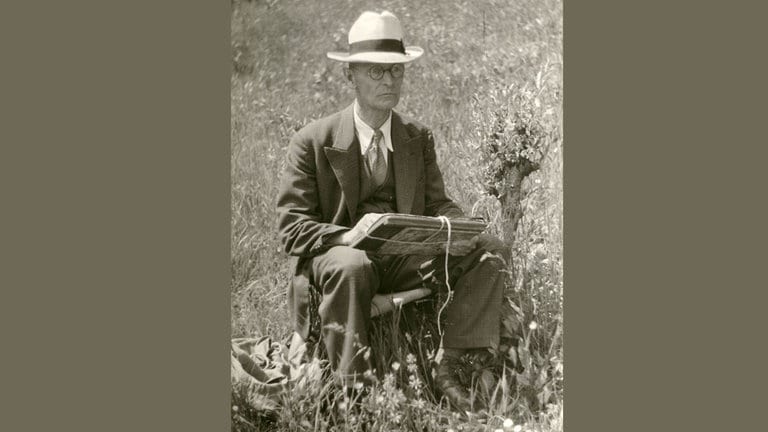 Hermann Hesse malend in der Natur, 1937
