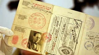 Der gefälschte Pass, den der hochrangige Nazi Adolf Eichmann alias "Ricardo Klement" bei seiner Einreise nach Argentinien verwendete; gezeigt im Holocaus-Museum von Buenos Aires