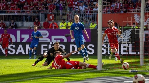 Der 1. FC Kaiserslautern geht durch den Treffer von Mario Sauer gegen Darmstadt 98 in Führung.