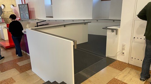 Eine neu gebaute, rollstuhlgerechte Rampe im Stadtmuseum Simeonstift ermöglicht einen direkten Zugang vom Eingangs- und Kassenbereich zur Marc Aurel-Ausstellung.