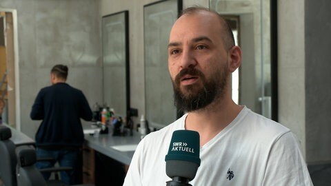 Osman Demirtas hat in der Ulmer Weststadt einen Barbershop. In einem Brief an die Stadt hat er sich über die Zustände vor seinem Geschäft beschwert. Der wilde Müll ist für ihn "geschäftschädigend." Die Stadt Ulm kämpft gegen wilden Müll in der Innenstadt. Der Gemeinderat hat in einer Schwerpunktsitzung einige Maßnahmen beschlossen. 