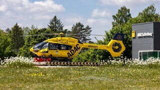 Der ADAC-Rettungshubschrauber Christoph 22 steht an seiner Station am Bundeswehrkrankenhaus in Ulm.