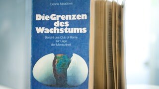 Buch: "Die Grenzen des Wachstums": 1968 gründet sich der Club of Rome. Fachleute aus zahlreichen Ländern schließen sich darin zusammen, um sich mit den Zukunftsfragen der Menschheit zu beschäftigen. In der Öffentlichkeit wird der Club of Rome vor allem durch eine Studie bekannt: „Die Grenzen des Wachstums“, erschienen am 2. März 1972.