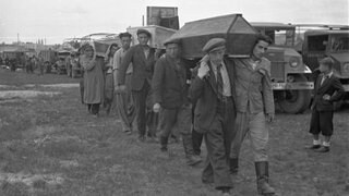 Die Beerdigung der Opfer des Pogroms von Kielce.