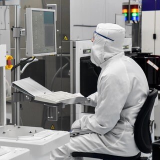 Ein imec-Mitarbeiter sitzt in einem Forschungszentrum für Mikroelektronik. (Archivbild)