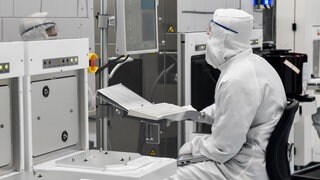 Ein imec-Mitarbeiter sitzt in einem Forschungszentrum für Mikroelektronik. (Archivbild)