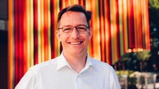 Digitaltrainer Daniel Wolff lacht in die Kamera.