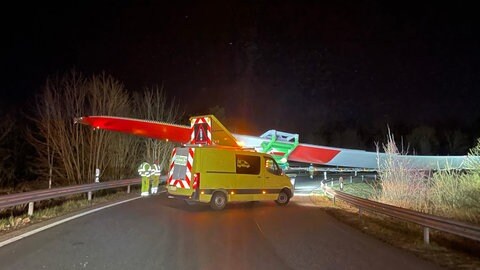 Zwölf Stunden lang haben mehrere Schwertransporter die Abfahrt von der A61 bei Speyer auf die B9 Richtung Wörth blockiert. Jetzt ist die Abfahrt wieder frei. 