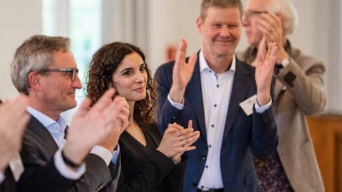 Jessica Tatti freut sich zusammen mit Manfred Hentz (3.v.l.) und anderen Parteimitgliedern über die Gründung des BSW- Landesverbands Baden-Württemberg.