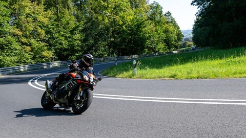 Motorradfahrer in einer Kurve, Symbolbild für Polizei warnt zum Auftakt der Motorradsaison vor zu schnellem Fahren
