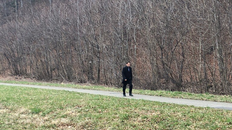 Carsten Strähle unterwegs auf der ehemaligen Trasse der Zahnradbahn Honau nach Kleinengsteingen. 