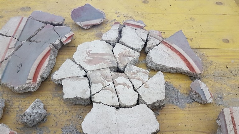 Fragemente in Pompeji, die künftig mithilfe von KI zusammengesetzt werden sollen