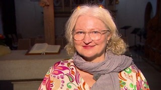 Single Katharina in der Kirche.