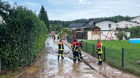 Retter der Freiwilligen Feuerwehr im Einsatz