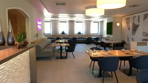 Im Restaurant HOCHZWEI von Chefkoch Häge läuft das Hauptgeschäft erst am Abend an. Gleich neben dem Sternerestaurant hat der Familienbetrieb in Langenau noch eine zweite Gastronomie eröffnet, die Stube ZWEI.NULL. Dort gibt es klassisches schwäbisches Essen für Gäste, die nicht ganz so tief in die Tasche greifen wollen.