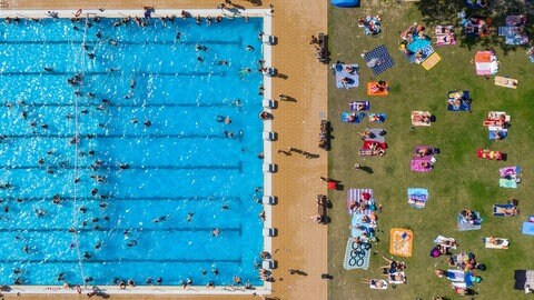 Ein volles Schwimmbad von oben