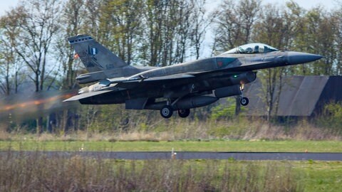 Ein F-16-Kampfjet der griechischen Luftwaffe während des Medientags der NATO-Luftwaffenübung „Ramstein Flag 2025“ auf dem Luftwaffenstützpunkt Leeuwarden in den Niederlanden am 8. April 2025.