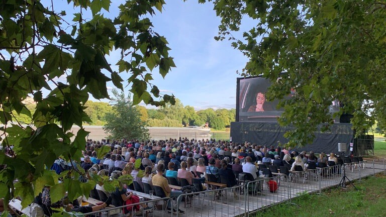Das Open-Air-Kino auf der Parkinsel - mit Kopfhörern zu genießen