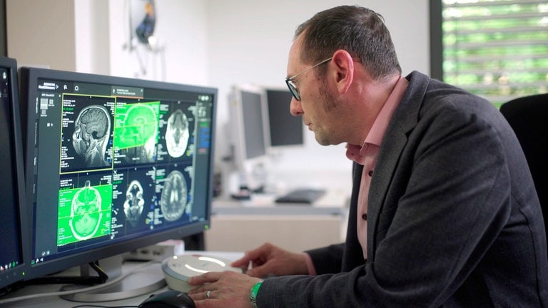 Prof. Dr. Wolf wertet am Universitätsklinikum Heidelberg MRT-Aufnahmen aus. Untersucht wird, wie das Gehirn auf Smartphone-Reize reagiert.