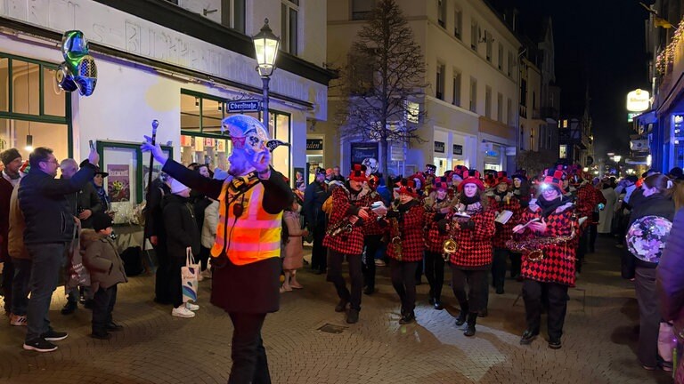 Karneval 2026 in Boppard: Eine Musikkapelle beim Abendumzug