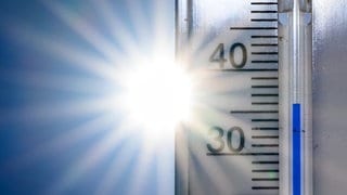 36 Grad Celsius zeigt ein Thermometer vor der Nachmittagssonne an (Symbolbild). Die Stadt Landau will insbesondere ihre Grundschulen und Kitas mit Geld aus dem Sondervermögen besser vor Hitze schützen.