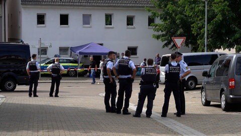 Eine Gruppe Polizisten stehen am Tatort in Wangen (Kreis Göppingen): Die Polizei hat einen Mann erschossen, der Polizisten mit einem Messer angriff.