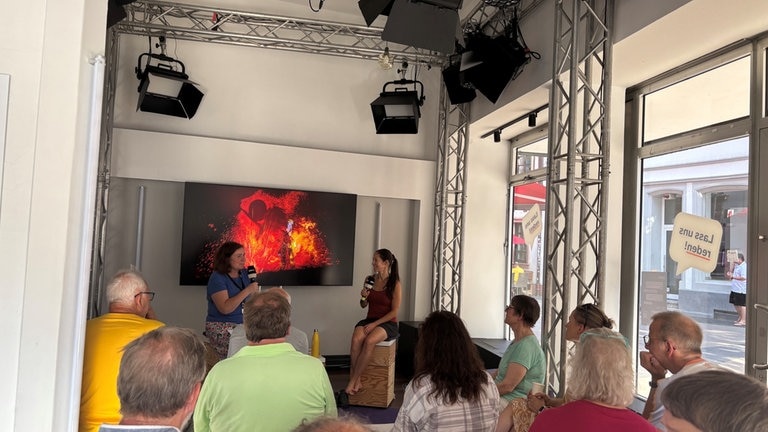 SWR Kultur-Talk von Marie-Christine Werner mit Wissenschaftsjournalistin und Vulkanforscherin Ulla Lohmann.