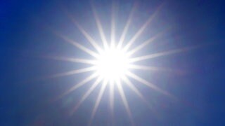 Die Sonne strahlt von einem wolkenlosen Himmel.