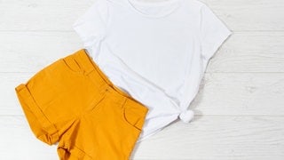 Geknotetes T-Shirt mit Short