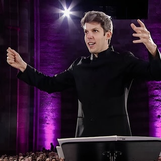 Yuval Weinberg dirigiert das SWR Vokalensemble im Dom zu Speyer