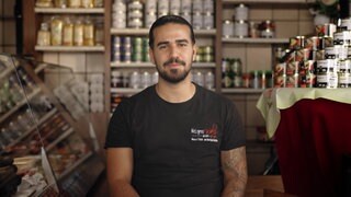 Junger Mann in Metzgerei
