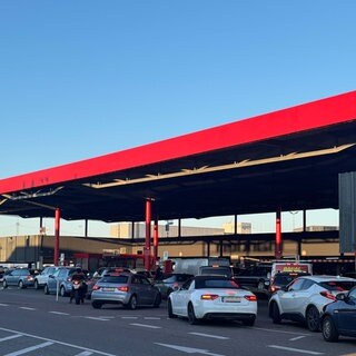 Preisschock an der Tankstelle - wie hier in Neckarsulm. Der Iran-Krieg lässt aber nicht nur die Preise für Sprit, sondern auch für Heizöl in die Höhe schnellen. 
