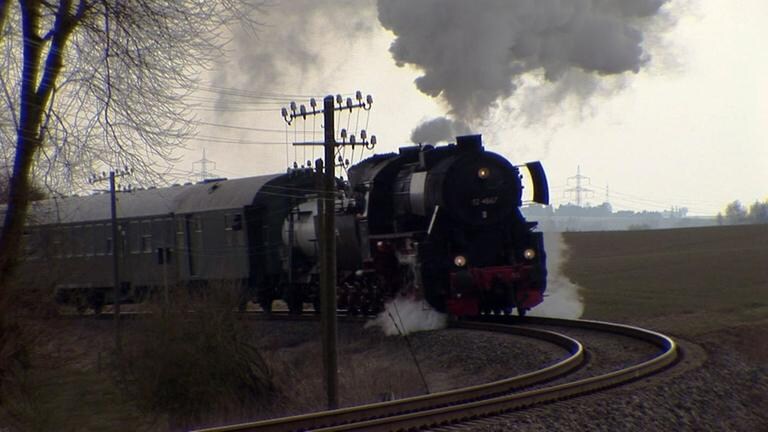 Die hessische Lok "52 4867" unterwegs