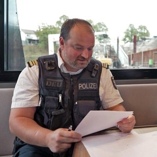 Wasserschutzpolizisten suchen aus den Namensvorschlägen für ihr Bott drei Favoriten aus